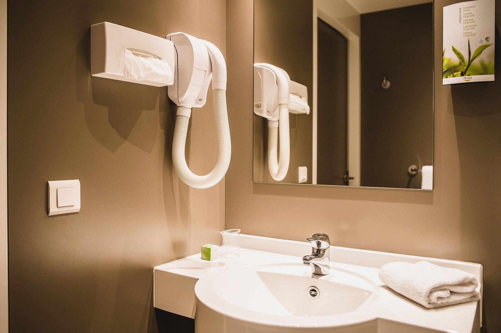 Dc Hotel Charleroi Airport Экстерьер фото
