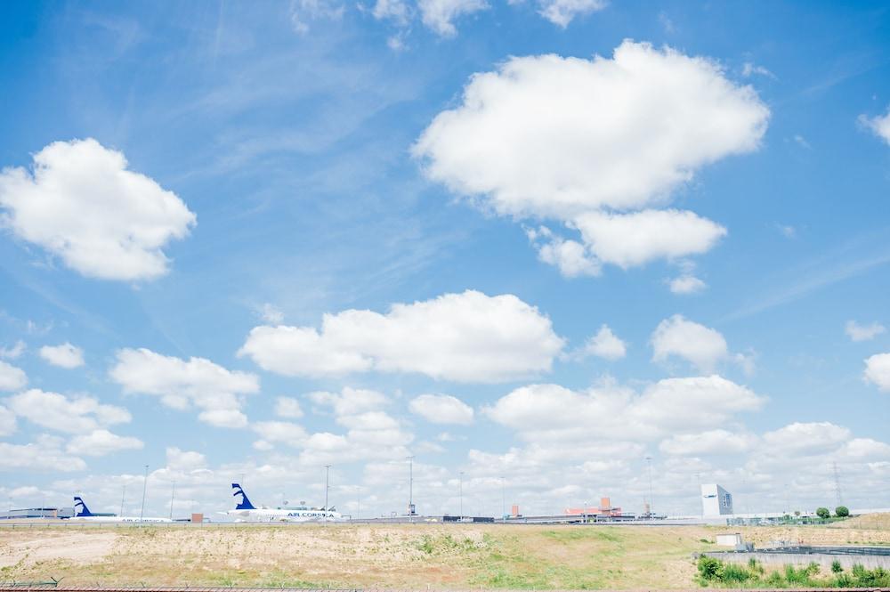 Dc Hotel Charleroi Airport Экстерьер фото